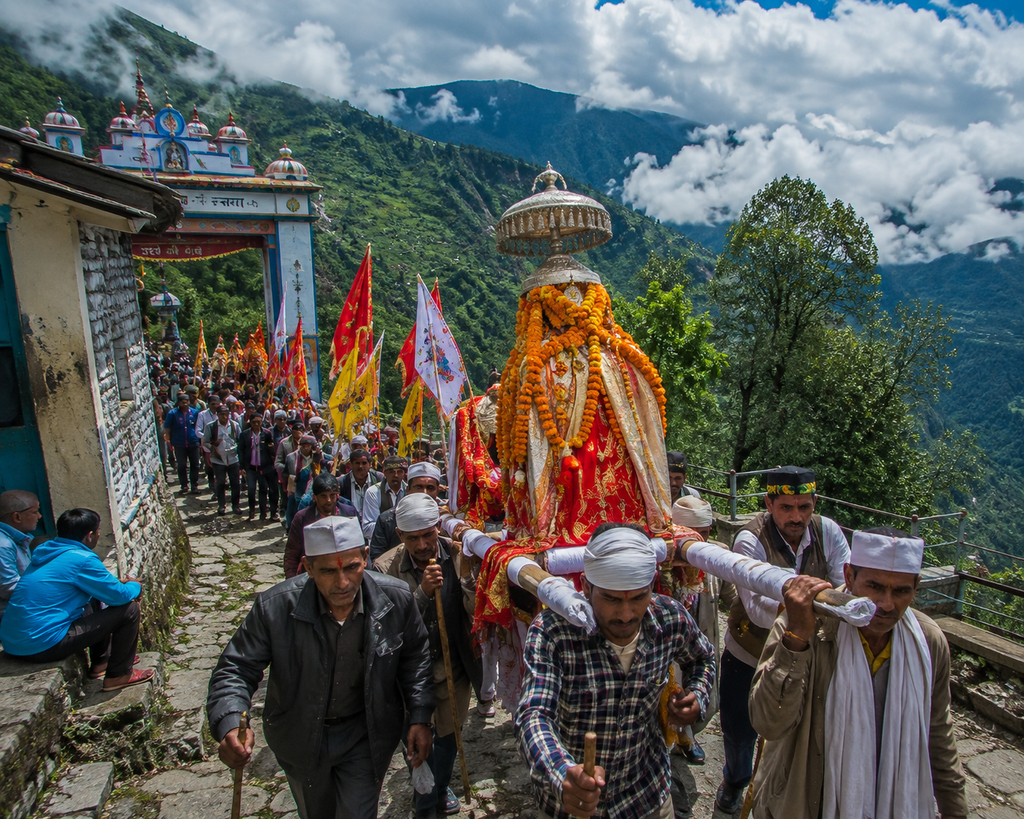 Nanda Devi Raj Jat moving from Nauti towards Kansuwa, carrying centuries-old traditions through the mountains of Uttarakhand.